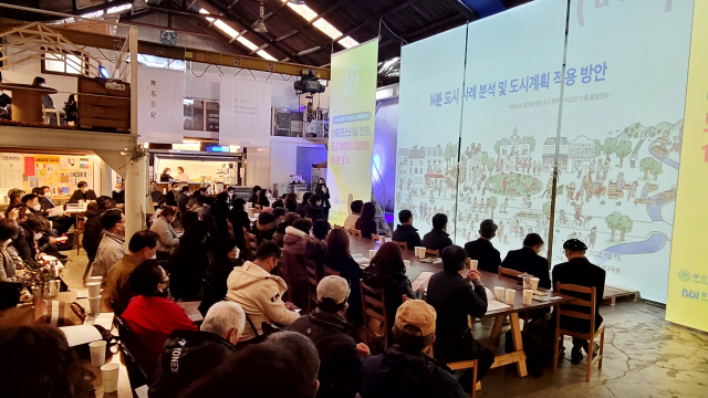 16일 오후 부산 영도구 무명일기에서 열린 ‘라이프스타일 전환, 도시계획의 미래와 15분 도시’ 주제 토론회. 강선배 기자 ksun@