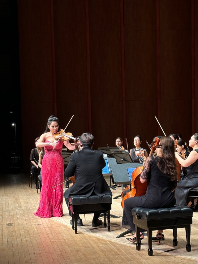 지난 18일 부산문화회관 대극장에서 열린 사라 장과 비르투오지 연주 모습. 크레디아 제공.