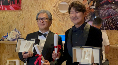 박찬욱 감독(왼쪽)과 배우 송강호가 올 5월 열린 칸국제영화제에서 감독상과 남우주연상 수상자로 호명된 뒤 포즈를 취하고 있다. AP연합뉴스