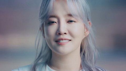 윤하 ‘사건의 지평선’ 뮤직비디오 스틸 컷. 뮤직비디오 캡처