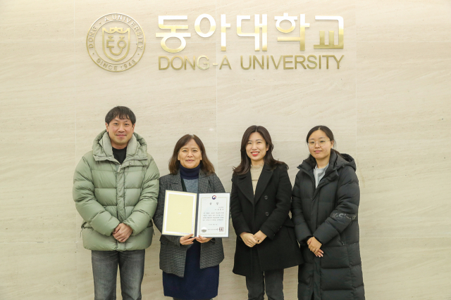 동아대 젠더·어펙트연구소 연구진들이 수상 기념촬영을 하고 있다. 왼쪽부터 권두현 전임연구원, 권명아(한국어문학과 교수) 젠더·어펙트연구소장, 이한나 전임연구원, 문은영 보조연구원