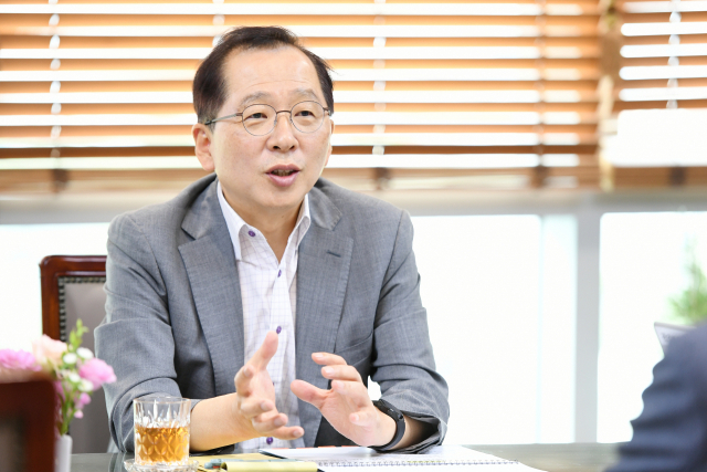 조승환 해양수산부 장관이 지난 19일 정부세종청사 집무실에서 <부산일보>와 단독 인터뷰를 하고 있다. 해수부 제공