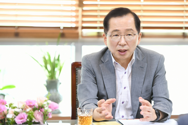 조승환 해양수산부 장관이 지난 19일 정부세종청사 집무실에서 <부산일보>와 단독 인터뷰를 하고 있다. 해수부 제공