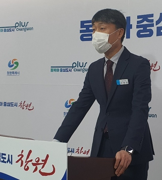 신병철 창원시 감사관이 20일 오전 시청 프레스센터에서 진해 웅동지구 복합관광레저단지 개발사업 관련 감사 결과를 발표하고 있다. 강대한 기자