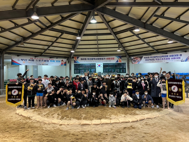 제41회 부산시협회장기 씨름대회와 제36회 부산시교육감배 씨름대회 겸 2022학년도 학교스포츠클럽 씨름대회 우승팀과 출전 선수들. 부산시씨름협회 제공