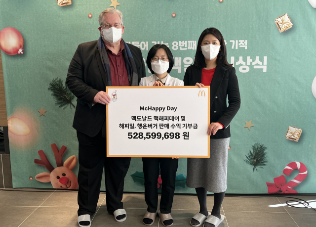 한국RMHC가 20일 ‘제8회 울림 백일장’ 시상식을 개최했다. 왼쪽부터 한국RMHC 제프리 존스 회장, 부산대학교 어린이병원 박수은 원장, 한국맥도날드 김기원 대표. 이경민 기자