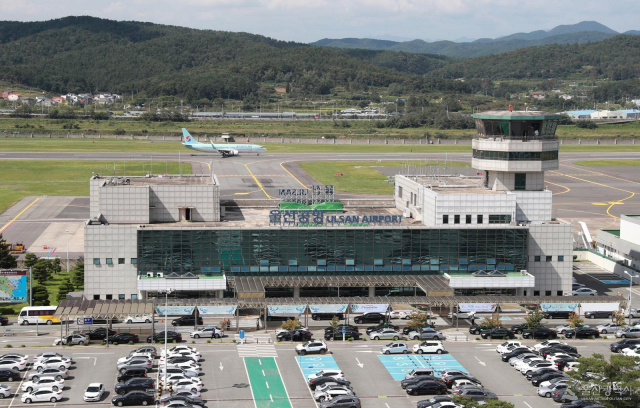 에어부산의 울산공항 노선 단항 움직임에 울산 정치권이 반대 목소리를 내면서 울산공항 존폐를 두고 다시 찬반 논란이 일고 있다. 사진은 울산공항. 울산시 제공