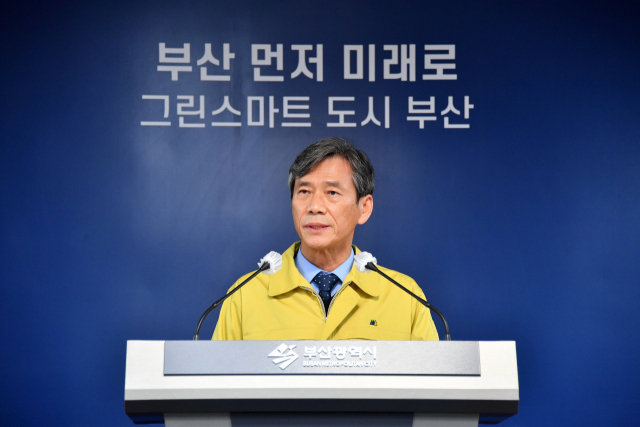 21일 부산시 이병진 행정부시장이 코로나19 7차 유행 확산세에 대응하기 위해 ‘동절기 추가 접종 대시민 권고문’을 발표했다. 부산시 제공