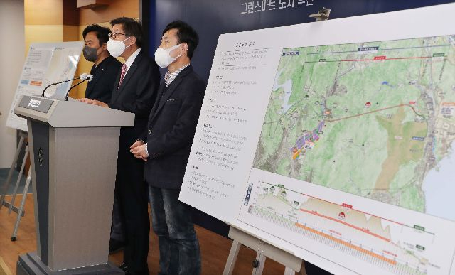 사진은 박형준 부산시장이 지난 3월 부산시청 브리핑룸에서 오시리아 관광단지 일대의 교통소통 근본 대책으로 반송터널 과 도시철도 2호선 연장선(오시리아선) 조기 구축 계획을 발표하고 있는 모습. 부산일보DB
