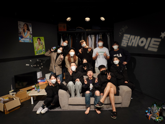 제3회 부산작강연극제 출품작 연극 ‘룸메이트’ 출연·제작진. 극단 아이컨텍 제공