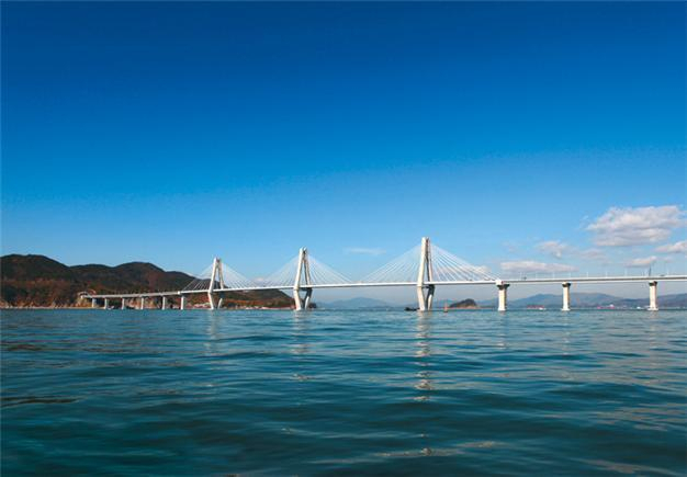 부산과 경남 거제시를 연걸하는 거가대로 전경. 경남도 제공