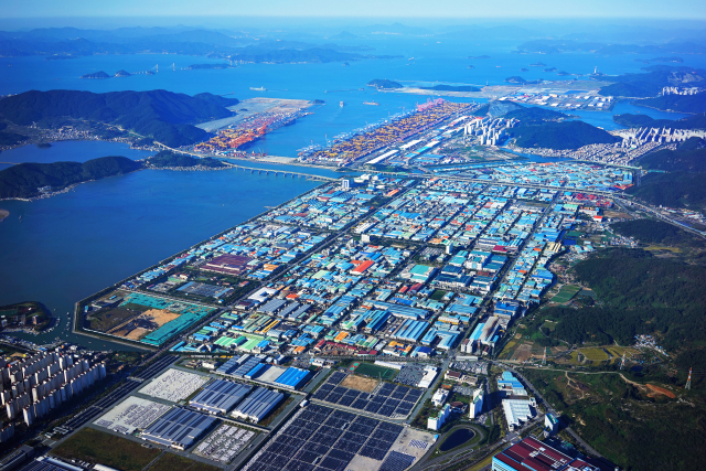 부산의 2021년 1인당 지역내총생산이 전국 17개 시도 중 최하위 수준에 그친 것으로 나타났다. 사진은 부산의 대표적 산업단지인 강서구 녹산국가산단. 부산일보DB