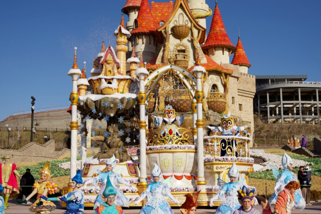 롯데월드 어드벤처 부산은 새롭게 꾸민 겨울 시즌 퍼레이드 ‘윈터 매직포레스트 퍼레이드’와 신규 거리 공연 등 다채로운 콘텐츠를 선보이고 있다. 롯데월드 어드벤처 부산