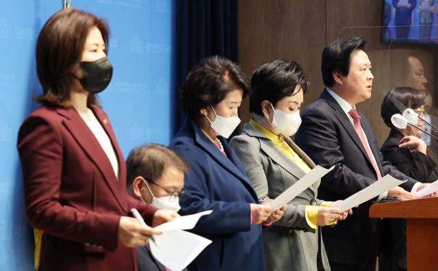 강기윤 간사(오른쪽) 등 국민의힘 소속 국회 보건복지위원들이 22일 오후 서울 여의도 국회 소통관에서 '닥터카 탑승' 논란 더불어민주당 신현영 의원 비판 기자회견을 하고 있다. 연합뉴스