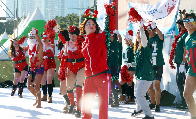 24일 부산 해운대해수욕장에서 열린 부산일보사 주최 ‘제35회 해운대북극곰축제’에서 참가자들이 산타 수영복 등을 입고 북극곰 입수 퍼레이드 퍼포먼스를 하고 있다.