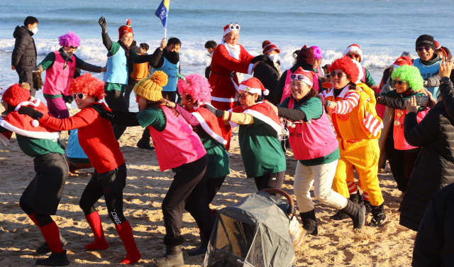 24일 부산 해운대해수욕장에서 열린 부산일보사 주최 ‘제35회 해운대북극곰축제’에서 참가자들이 산타 복장 등 이색적인 옷차림으로 율동을 하며 축제를 즐기고 있다.