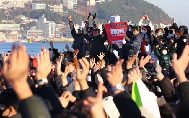 24일 부산 해운대해수욕장에서 열린 부산일보사 주최 ‘제35회 해운대북극곰축제’에서 참가자들이 축하가수의 공연을 보며 즐거워하고 있다.