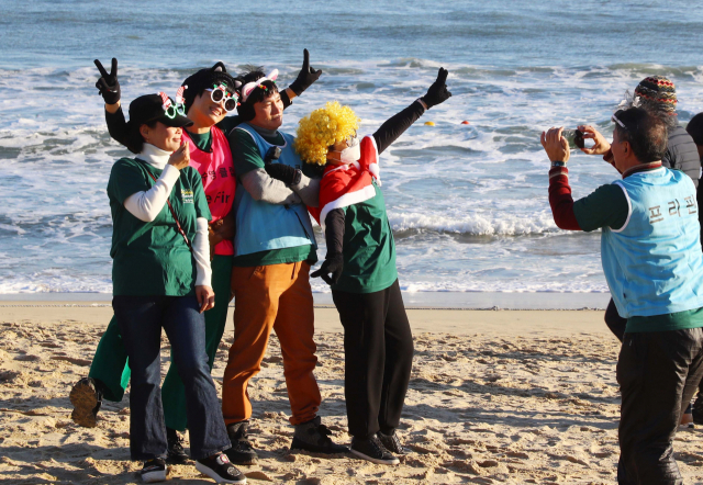 24일 부산 해운대해수욕장에서 열린 부산일보사 주최 ‘제35회 해운대북극곰축제’에서 이색적인 복장의 참가자들이 바다를 배경으로 사진을 찍으며 축제를 즐기고 있다.