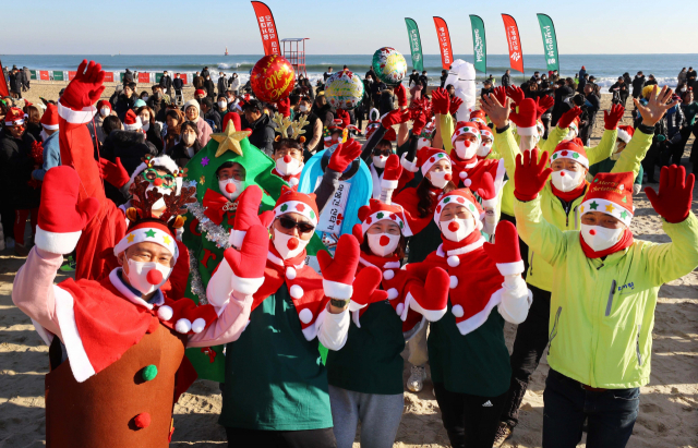 24일 부산 해운대해수욕장에서 열린 부산일보사 주최 ‘제35회 해운대북극곰축제’에서 산타 복장을 한 참가자들이 축제를 즐기고 있다.