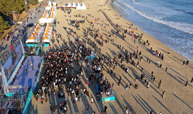 24일 부산 해운대해수욕장에서 열린 부산일보사 주최 ‘제35회 해운대북극곰축제’에서 많은 참가자들이 축하가수 울랄라세션의 공연을 보며 축제를 즐기고 있다.