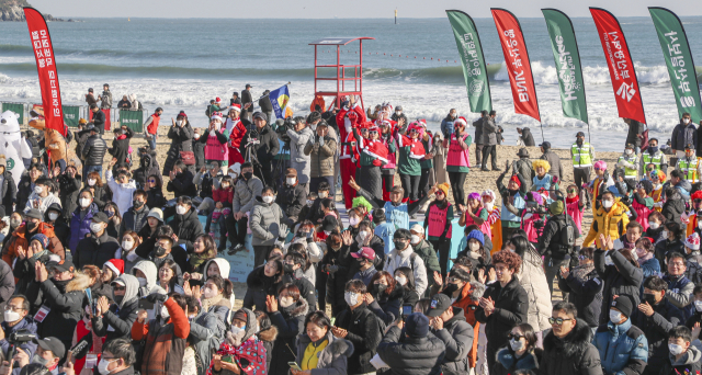 24일 부산 해운대해수욕장에서 열린 부산일보사 주최 ‘제35회 해운대북극곰축제’에서 크리스마스 컨셉의 이색적인 옷차림을 한 참가자들이 축하가수의 공연을 보며 즐거워하고 있다.