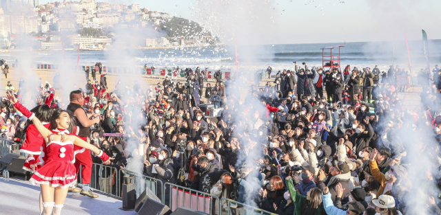 24일 부산 해운대해수욕장에서 열린 부산일보사 주최 ‘제35회 해운대북극곰축제’에서 많은 참가자들이 싸이버거의 공연을 보며 축제를 즐기고 있다.