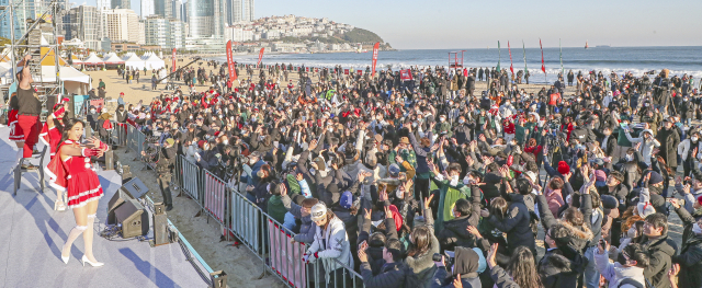 24일 부산 해운대해수욕장에서 열린 부산일보사 주최 ‘제35회 해운대북극곰축제’에서 많은 참가자들이 싸이버거의 공연을 보며 축제를 즐기고 있다.