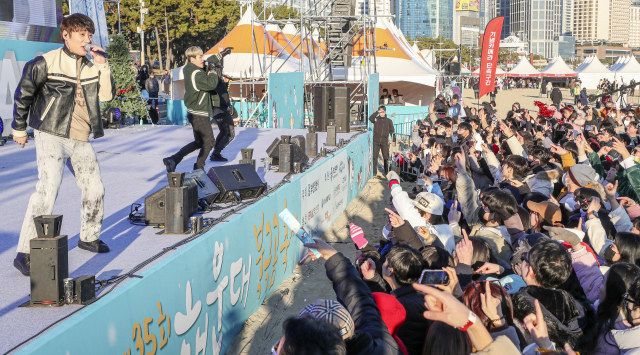24일 부산 해운대해수욕장에서 열린 부산일보사 주최 ‘제35회 해운대북극곰축제’에서 많은 참가자들이 축하가수 울랄라세션의 공연을 보며 축제를 즐기고 있다.