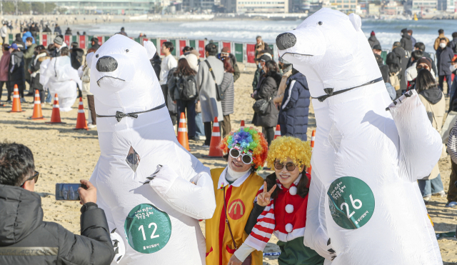24일 부산 해운대해수욕장에서 열린 부산일보사 주최 ‘제35회 해운대북극곰축제’에서 참가자들이 기념촬영을 하며 추억을 남기고 있다.