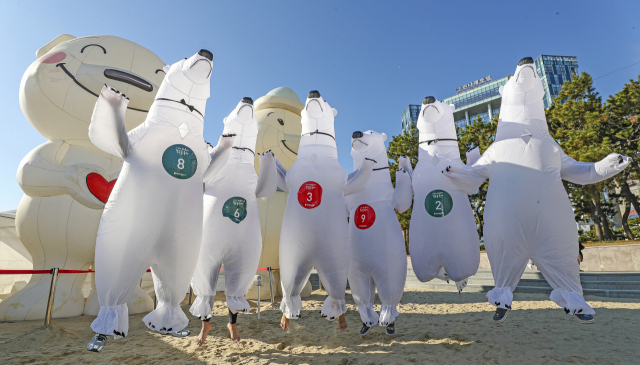 24일 부산 해운대해수욕장에서 열린 부산일보사 주최 ‘제35회 해운대북극곰축제’에서 참가자들이 기념촬영을 하며 추억을 남기고 있다.