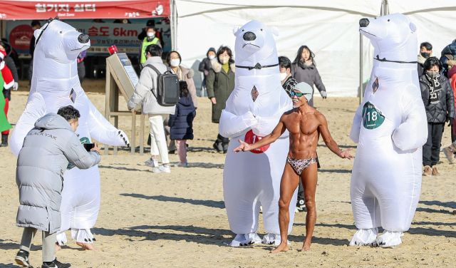24일 부산 해운대해수욕장에서 열린 부산일보사 주최 ‘제35회 해운대북극곰축제’에서 참가자들이 기념촬영을 하며 추억을 남기고 있다.