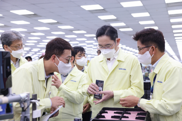 이재용 삼성전자 회장이 지난 22일 베트남 하노이 인근의 삼성전자 법인(SEV)을 방문해 스마트폰 생산 공장을 점검하고 있다. 연합뉴스