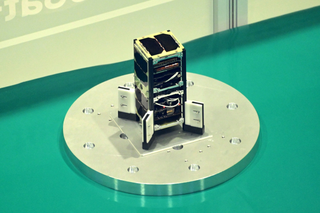 지난 8월 공개된 초소형위성 ‘진주샛 원(JINJUSat-1)’ 인증모델. 김현우 기자