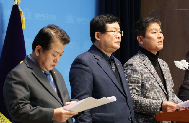 더불어민주당 국회 국방위원들이 27일 오후 서울 여의도 국회 소통관에서 북한 무인기 및 윤석열 대통령 발언 관련 긴급기자회견을 하고 있다. 왼쪽부터 김병주, 설훈, 김영배 의원. 연합뉴스