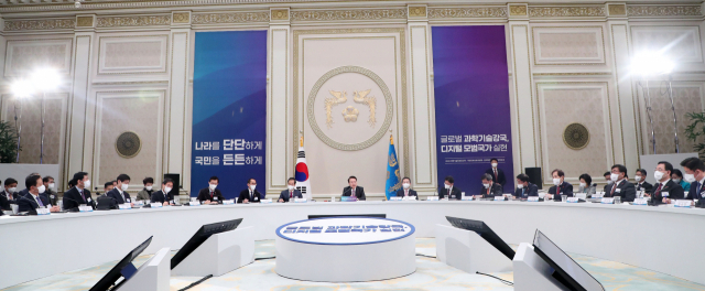 윤석열 대통령이 28일 오전 청와대 영빈관에서 열린 ‘2023년 과학기술정보통신부· 개인정보보호위원회·원자력안전위원회 업무보고’에서 발언하고 있다. 대통령실통신사진기자단 제공