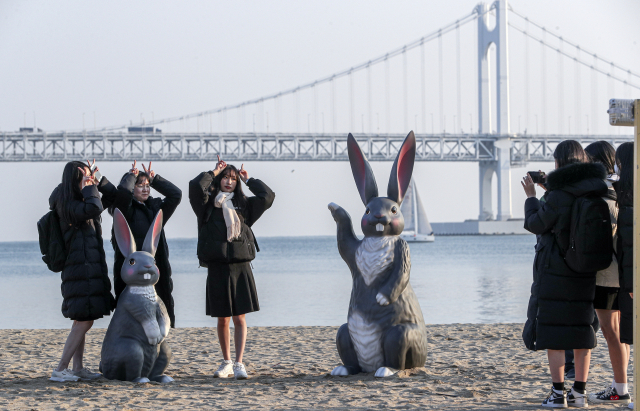 부산 광안리해수욕장을 찾은 학생들이 토끼 조형물과 사진을 찍으며 추억을 남기고 있다. 김종진 기자 kjj1761@