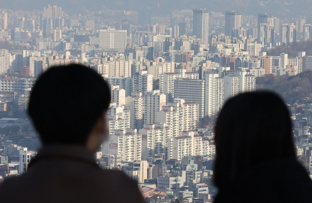 부산의 표준지 공시지가가 5.73%, 표준주택 공시가격은 3.43% 하락한 것으로 결정됐다. 사진은 서울 남산에서 바라본 아파트 단지의 모습. 연합뉴스