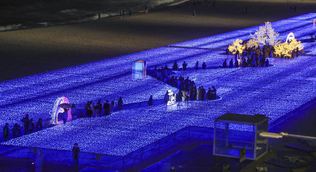올해 부산 빛 축제의 ‘은하수 전구’가 대부분 일회성으로 사용되고 버려지는 것으로 확인됐다. ‘해운대 빛 축제’ 모습. 부산일보DB