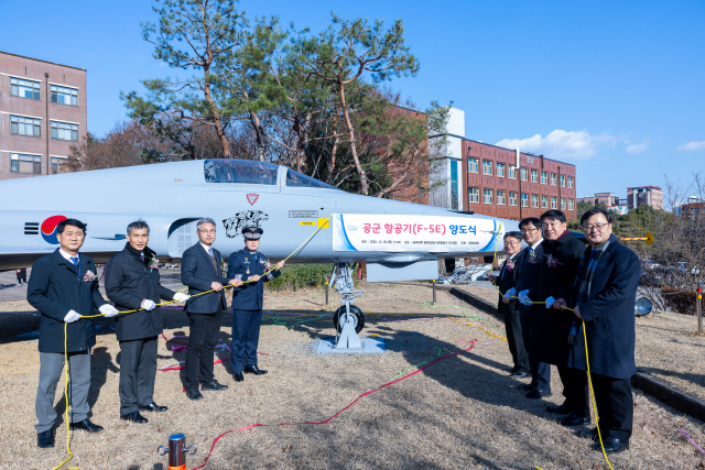 경상국립대는 지난달 29일, 공군 항공기 F-5E 양도식을 개최했다. 경상국립대 제공