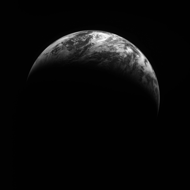 한국항공우주연구원이 3일 다누리가 2022년 12월 31일, 2023년 1월 1일 계묘년 새해 첫날에 촬영한 지구-달 사진을 공개했다. 사진은 2023년 1월 1일 15시 54분, 발사 후 150일, 달 상공 117km에서 촬영한 지구 확대 모습. 항우연 제공
