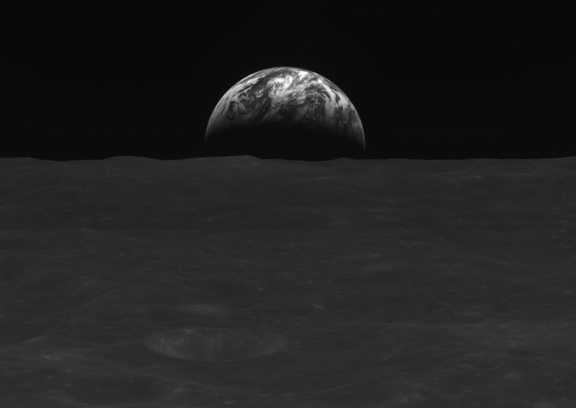 한국항공우주연구원이 3일 다누리가 2022년 12월 31일과, 2023년 1월 1일 계묘년 새해 첫날에 촬영한 지구-달 사진을 공개했다. 사진은 2022년 12월 31일 16시 10분, 발사 후 149일, 달 상공 119km에서 촬영한 지구. 항우연 제공