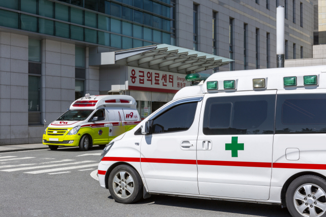 코로나19로 인해 구급대원의 구급활동시간이 늘어난 것으로 나타났다. 한 병원의 응급의료센터 모습. 부산일보DB