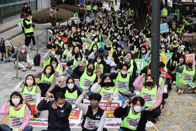 지난해 11월 9일 콜센터 노동자들이 서울 중구 서울고용노동청 앞에서 직접고용 및 처우개선 요구 결의대회를 열고 구호를 외치고 있다. 연합뉴스