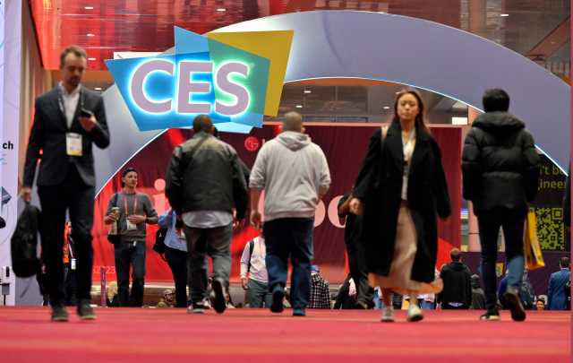 라스베이거스, 네바다주, 세계 최대 가전·IT 전시회인 'CES 2023'의 개막일인 5일(현지시간) 개막식 참석자들이 라스베이거스컨벤션센터(LVCC)에 도착하고 있다. AFP연합뉴스