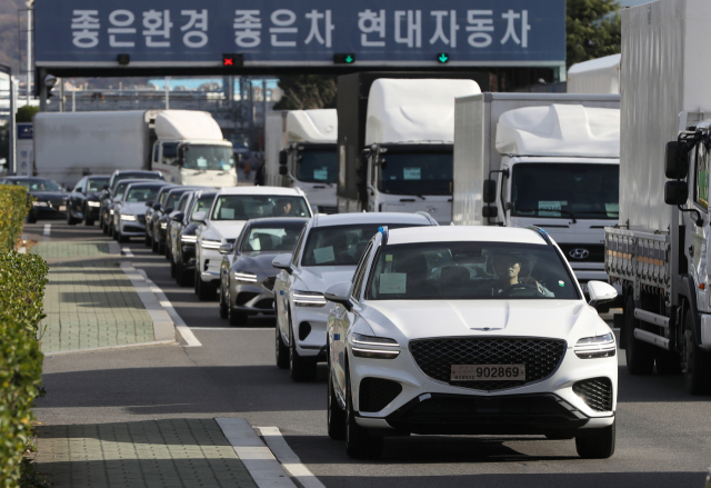 소비자단체인 소비자주권시민회의는 6일 성명을 내고 더 이상의 소비자 피해가 발생하지 않도록 공정거래위원회가 소비자들에게 불리한 제조사 우선의 ‘자동차(신차)매매 표준약관’을 시급히 개정할 것을 촉구하고 나섰다. 지난해 12월 1일 울산시 북구 현대자동차 울산공장에서 임시번호판을 단 신차가 줄줄이 빠져나오고 있다(사진은 기사와 직접 관련 없음). 연합뉴스