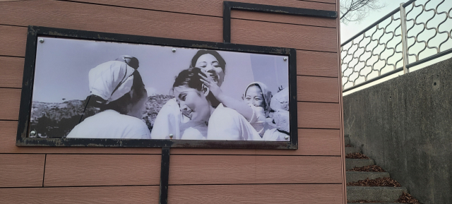 이천항으로 가는 길모퉁이 벽에 붙어 있는 영화 ‘갯마을’ 속 한 장면.