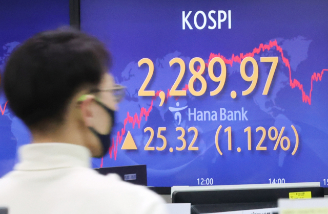 유가증권시장(코스피)의 하루 평균 거래대금이 3년 만에 최저 수준을 기록한 것으로 나타났다. 사진은 이달 6일 서울 하나은행 본점에서 직원들이 증시 및 환율을 모니터하고 있는 모습. 연합뉴스