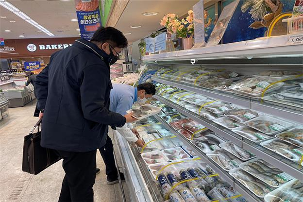 수산물 원산지 표시 및 수입수산물 유통이력 특별점검 장면. 해수부 제공