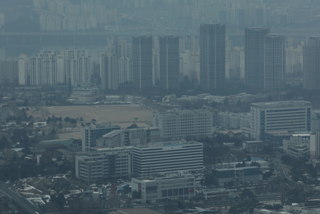 지난해 12월 26일 우리 영공을 침범한 북한 무인기 중 1대가 대통령 경호를 위해 설정한 비행금지구역을 침범한 것으로 뒤늦게 밝혀졌다. 남산에서 바라본 서울 용산 대통령실 일대 모습. 연합뉴스