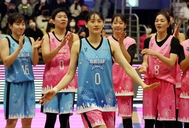 8일 인천 도원체육관에서 열린 여자프로농구 올스타전. 득점상을 받은 블루스타팀 강이슬이 기뻐하고 있다. 연합뉴스